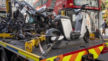 'Trampas mortales' utilizadas por delincuentes: la policía del Reino Unido informa de un aumento en las incautaciones ilegales de bicicletas eléctricas