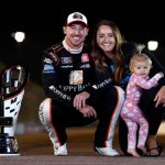 Daniel Hemric - esposa Kenzie Hemric e hija Rhen Haven - trofeo de NASCAR