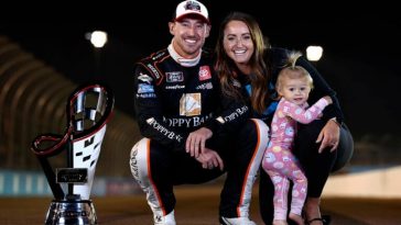 Daniel Hemric - esposa Kenzie Hemric e hija Rhen Haven - trofeo de NASCAR