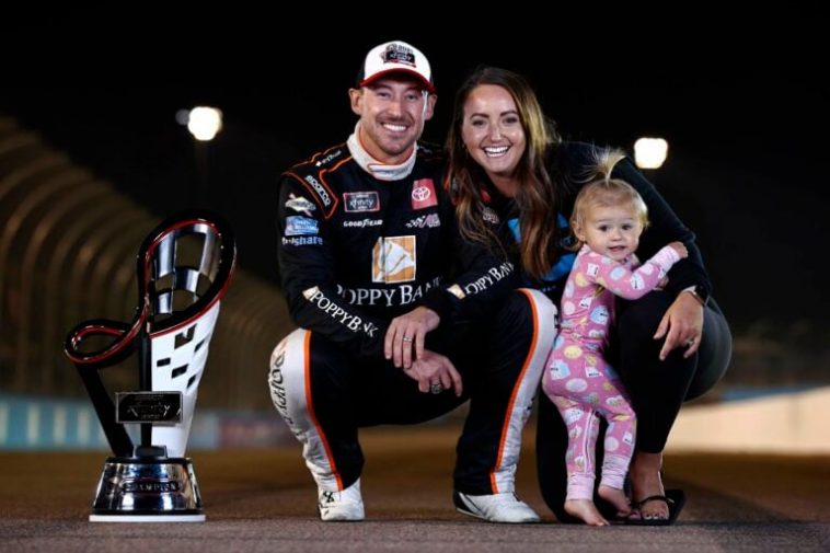 Daniel Hemric - esposa Kenzie Hemric e hija Rhen Haven - trofeo de NASCAR