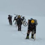 Neil Laughton y su equipo en el recorrido en bicicleta más alto del mundo Guinness