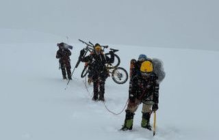 Neil Laughton y su equipo en el recorrido en bicicleta más alto del mundo Guinness