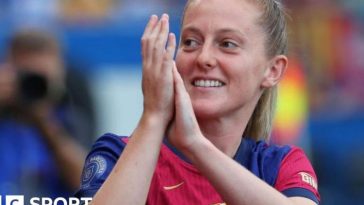 Keira Walsh applauds the Barcelona fans