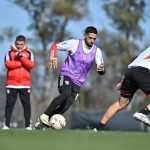 Lanzini en acción en el Camp, supervisado de cerca por Gallardo (Prensa River).