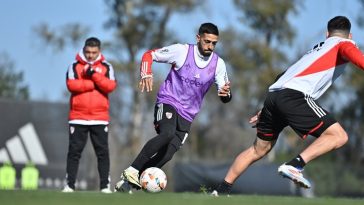 Lanzini en acción en el Camp, supervisado de cerca por Gallardo (Prensa River).