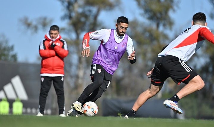 Lanzini en acción en el Camp, supervisado de cerca por Gallardo (Prensa River).