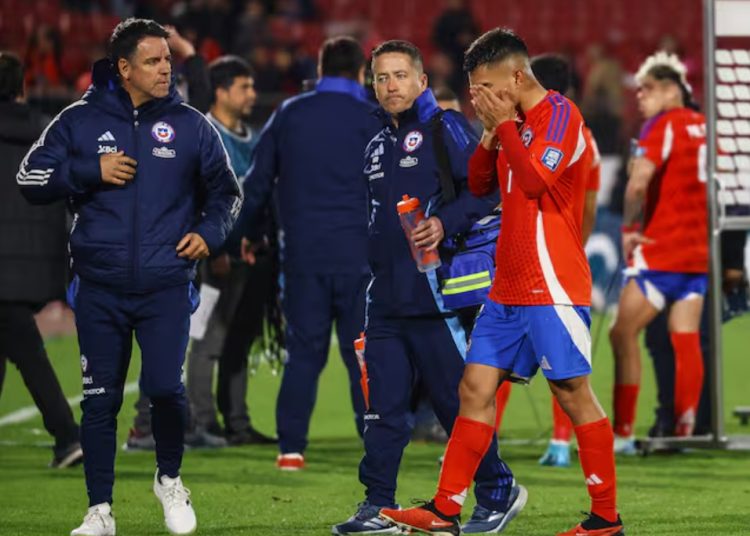 ¡Se encienden las alarmas en Colo Colo! Vicente Pizarro se lesionó en el partido con Bolivia - Te Caché!