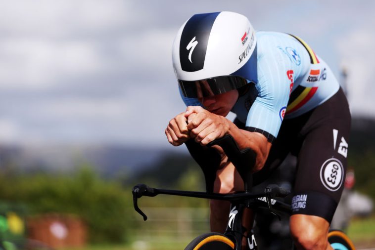 STIRLING ESCOCIA 11 DE AGOSTO Remco Evenepoel de Bélgica esprinta durante la contrarreloj individual élite masculina, una carrera de 478 km de Stirling a Stirling en el 96º Campeonato Mundial de Ciclismo UCI Glasgow 2023 Día 9 UCIWT el 11 de agosto de 2023 en Stirling Escocia Foto de Dean MouhtaropoulosGetty Images