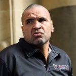 El atleta campeón Anthony Mundine ha compartido un vídeo sobre los beneficios de beber jugo de pepinillos para aliviar el dolor menstrual.