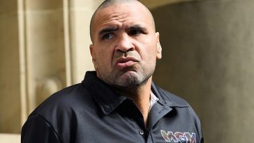 El atleta campeón Anthony Mundine ha compartido un vídeo sobre los beneficios de beber jugo de pepinillos para aliviar el dolor menstrual.