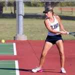 Emma Sweeney de Seaman durante el campeonato de tenis de la ciudad de Topeka en el Kossover Tennis Center el jueves 26 de septiembre.