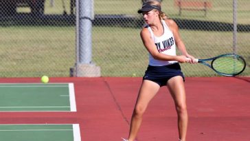 Emma Sweeney de Seaman durante el campeonato de tenis de la ciudad de Topeka en el Kossover Tennis Center el jueves 26 de septiembre.