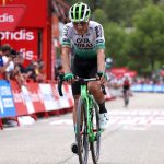 XORRET DE CAT COSTA BLANCA INTERIOR ESPAÑA 02 DE SEPTIEMBRE Jefferson Alveiro Cepeda de Ecuador y el Equipo Caja Rural Seguros RGA cruzan la línea de meta durante la 78ª Vuelta a España 2023 Etapa 8 una etapa de 165 km desde Dnia a Xorret de Cat Costa Blanca Interior 905m UCIWT el 02 de septiembre 2023 en Xorret de Cat Costa Blanca Interior España Foto de Alexander HassensteinGetty Images