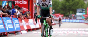 XORRET DE CAT COSTA BLANCA INTERIOR ESPAÑA 02 DE SEPTIEMBRE Jefferson Alveiro Cepeda de Ecuador y el Equipo Caja Rural Seguros RGA cruzan la línea de meta durante la 78ª Vuelta a España 2023 Etapa 8 una etapa de 165 km desde Dnia a Xorret de Cat Costa Blanca Interior 905m UCIWT el 02 de septiembre 2023 en Xorret de Cat Costa Blanca Interior España Foto de Alexander HassensteinGetty Images