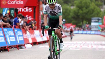 XORRET DE CAT COSTA BLANCA INTERIOR ESPAÑA 02 DE SEPTIEMBRE Jefferson Alveiro Cepeda de Ecuador y el Equipo Caja Rural Seguros RGA cruzan la línea de meta durante la 78ª Vuelta a España 2023 Etapa 8 una etapa de 165 km desde Dnia a Xorret de Cat Costa Blanca Interior 905m UCIWT el 02 de septiembre 2023 en Xorret de Cat Costa Blanca Interior España Foto de Alexander HassensteinGetty Images