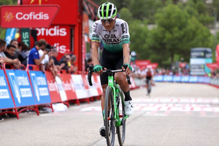 XORRET DE CAT COSTA BLANCA INTERIOR ESPAÑA 02 DE SEPTIEMBRE Jefferson Alveiro Cepeda de Ecuador y el Equipo Caja Rural Seguros RGA cruzan la línea de meta durante la 78ª Vuelta a España 2023 Etapa 8 una etapa de 165 km desde Dnia a Xorret de Cat Costa Blanca Interior 905m UCIWT el 02 de septiembre 2023 en Xorret de Cat Costa Blanca Interior España Foto de Alexander HassensteinGetty Images