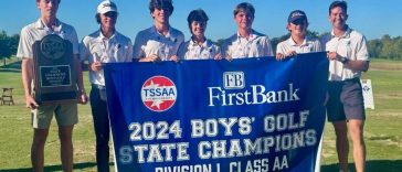 Brentwood High capturó su segundo campeonato estatal masculino Clase AA consecutivo de TSSAA en el Sevierville Golf Club el viernes 11 de octubre de 2024 en Sevierville, Tennessee. El equipo incluye (desde la izquierda) Graham O'Neal, Jack Doyle, Sam Johnson, Luke Purifoy, Bennett Lynd, George Laskaris y el entrenador de los Bruins, Chris Saunders.