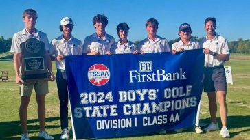 Brentwood High capturó su segundo campeonato estatal masculino Clase AA consecutivo de TSSAA en el Sevierville Golf Club el viernes 11 de octubre de 2024 en Sevierville, Tennessee. El equipo incluye (desde la izquierda) Graham O'Neal, Jack Doyle, Sam Johnson, Luke Purifoy, Bennett Lynd, George Laskaris y el entrenador de los Bruins, Chris Saunders.