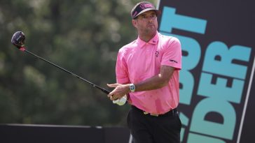 Bubba Watson juega su tiro desde el tercer tee durante la segunda ronda del torneo de golf LIV Golf Bedminster en Trump National Bedminster. Crédito obligatorio: Vincent Carchietta-USA TODAY Deportes