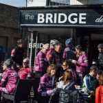 Club ciclista en una cafetería durante un paseo con Cycling Weekly