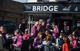 Club ciclista en una cafetería durante un paseo con Cycling Weekly