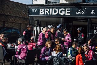 Club ciclista en una cafetería durante un paseo con Cycling Weekly