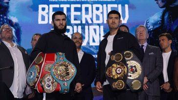 Los luchadores rusos Dmitry Bivol (derecha) y Artur Beterbiev (izquierda) luchan por convertirse en campeones indiscutibles de peso semipesado.