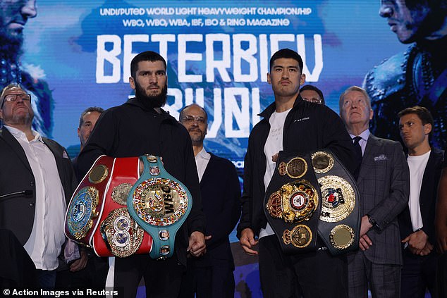 Los luchadores rusos Dmitry Bivol (derecha) y Artur Beterbiev (izquierda) luchan por convertirse en campeones indiscutibles de peso semipesado.