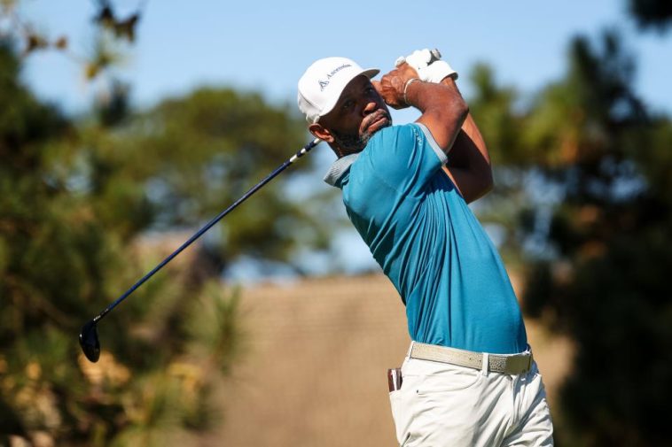 RICHMOND, VIRGINIA - 20 DE OCTUBRE: Tim O'Neal juega su tiro desde el segundo tee durante la tercera ronda del Dominion Energy Charity Classic 2024 en el Country Club of Virginia el 20 de octubre de 2024 en Richmond, Virginia. (Foto de Scott Taetsch/Getty Images)