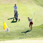 Mya Downing, estudiante de último año de Dover, realiza un lanzamiento en el hoyo 17 durante un torneo del distrito de la División I el miércoles en EagleSticks. Downing hizo birdie en el hoyo en camino a un 76 que obtuvo honores de medallista, mientras los Tornadoes avanzaban al torneo estatal de la próxima semana en el NCR Country Club en Dayton.