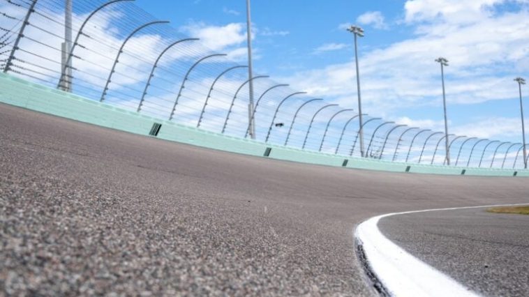 Conductor de NASCAR transportado tras chocar a propósito (Video)