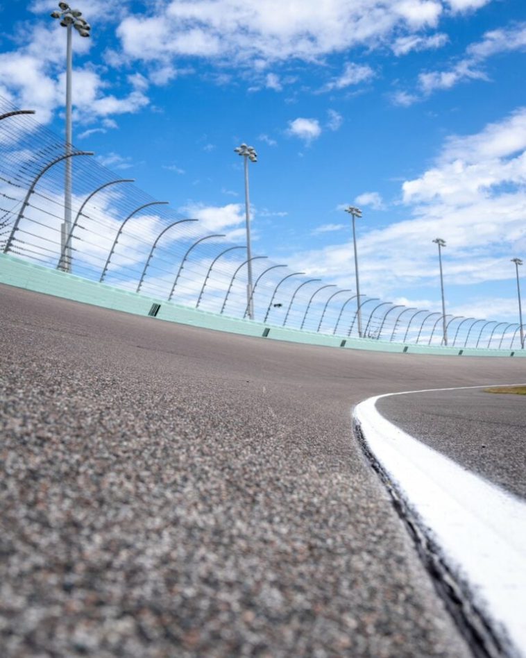 Conductor de NASCAR transportado tras chocar a propósito (Video)