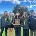 El equipo de golf femenino de la escuela secundaria Champlain Valley posa con el trofeo del primer lugar después de asegurar el campeonato del equipo DI en Burlington Country Club el martes 8 de octubre de 2024.