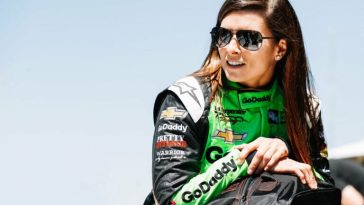 Danica Patrick, como votante por primera vez, vota por Donald Trump