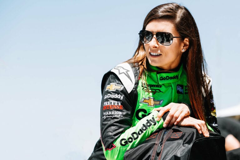 Danica Patrick, como votante por primera vez, vota por Donald Trump