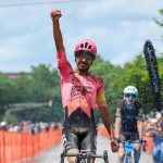 Lachlan Morton (EF Education-EasyPost) celebra su victoria en la carrera profesional masculina Unbound Gravel 200 en 2024