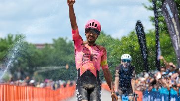 Lachlan Morton (EF Education-EasyPost) celebra su victoria en la carrera profesional masculina Unbound Gravel 200 en 2024