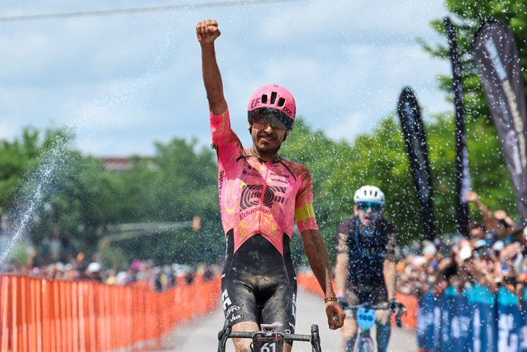 Lachlan Morton (EF Education-EasyPost) celebra su victoria en la carrera profesional masculina Unbound Gravel 200 en 2024