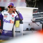 Denny Hamlin acusa a NASCAR Radio de censura en medio de una demanda