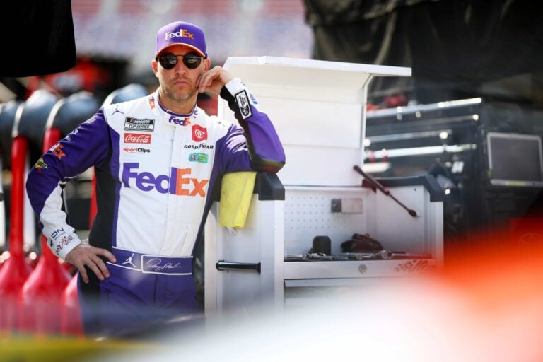 Denny Hamlin acusa a NASCAR Radio de censura en medio de una demanda