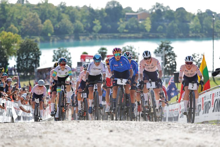 Foto de Alex Whitehead/SWpix.com - 07/10/2023 - Ciclismo - Campeonato Mundial de grava UCI 2023 - Elite Women - Provincia di Treviso, Veneto, Italia - Silvia Persico de Italia, Lorena Wiebes de los países Bajos, Demi Vollering de los países Bajos , Jade Treffeisen de Alemania, Tiffany Cromwell de Australia