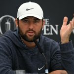 El golfista estadounidense Scottie Scheffler hace gestos mientras asiste a una conferencia de prensa celebrada antes del 152º Campeonato Abierto Británico de Golf en Royal Troon, en la costa suroeste de Escocia, el 16 de julio de 2024. (Foto de Paul ELLIS / AFP) / RESTRINGIDO AL USO EDITORIAL ( Foto de PAUL ELLIS/AFP vía Getty Images)