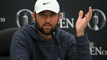 El golfista estadounidense Scottie Scheffler hace gestos mientras asiste a una conferencia de prensa celebrada antes del 152º Campeonato Abierto Británico de Golf en Royal Troon, en la costa suroeste de Escocia, el 16 de julio de 2024. (Foto de Paul ELLIS / AFP) / RESTRINGIDO AL USO EDITORIAL ( Foto de PAUL ELLIS/AFP vía Getty Images)