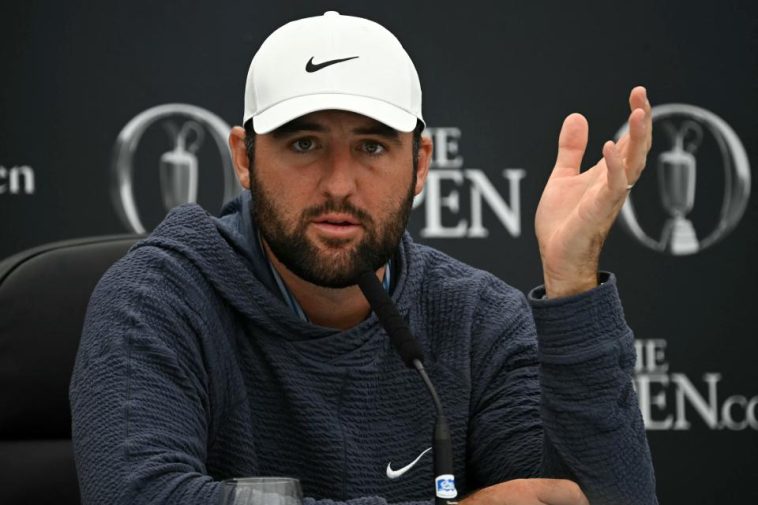 El golfista estadounidense Scottie Scheffler hace gestos mientras asiste a una conferencia de prensa celebrada antes del 152º Campeonato Abierto Británico de Golf en Royal Troon, en la costa suroeste de Escocia, el 16 de julio de 2024. (Foto de Paul ELLIS / AFP) / RESTRINGIDO AL USO EDITORIAL ( Foto de PAUL ELLIS/AFP vía Getty Images)