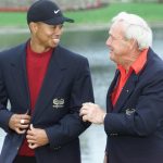 Tiger Woods recibe la chaqueta de ganador de manos del anfitrión Arnold Palmer después de ganar el Bay Hill Invitational de 2001 en el Bay Hill Club and Lodge en Orlando. (Foto: Craig Jones/Allsport)