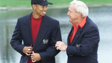 Tiger Woods recibe la chaqueta de ganador de manos del anfitrión Arnold Palmer después de ganar el Bay Hill Invitational de 2001 en el Bay Hill Club and Lodge en Orlando. (Foto: Craig Jones/Allsport)