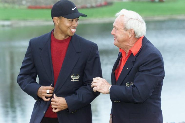 Tiger Woods recibe la chaqueta de ganador de manos del anfitrión Arnold Palmer después de ganar el Bay Hill Invitational de 2001 en el Bay Hill Club and Lodge en Orlando. (Foto: Craig Jones/Allsport)