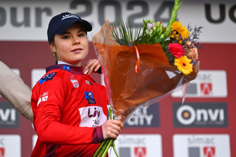 ARNHEM PAÍSES BAJOS OCTUBRE 13 Silke Smulders de los Países Bajos y el equipo Liv AlUla Jayco celebran en el podio como ganador de la camiseta roja más combativa durante el 26º Simac Ladies Tour 2024 Etapa 6 una etapa de 1458km de Arnhem a Arnhem UCIWWT el 13 2024 de octubre en Arnhem Países Bajos Foto por Luc Claessenimágenes falsas