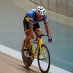 Geoff Cooke, de 80 años, compitiendo en ciclismo en pista