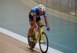 Geoff Cooke, de 80 años, compitiendo en ciclismo en pista